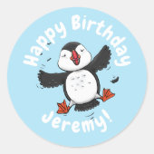 かわいい飛んでいるハッピーパフィン青い漫画イラストレーション ラウンドシール (正面)