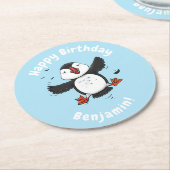 かわいい飛んでいるハッピーパフィン青い漫画イラストレーション ラウンドペーパーコースター (アングル)