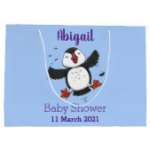 かわいい飛んでいるハッピーパフィン青い漫画イラストレーション ラージペーパーバッグ (裏面)