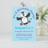 かわいい飛んでいるハッピーパフィン青い漫画イラストレーション 招待状 (スタンド正面)