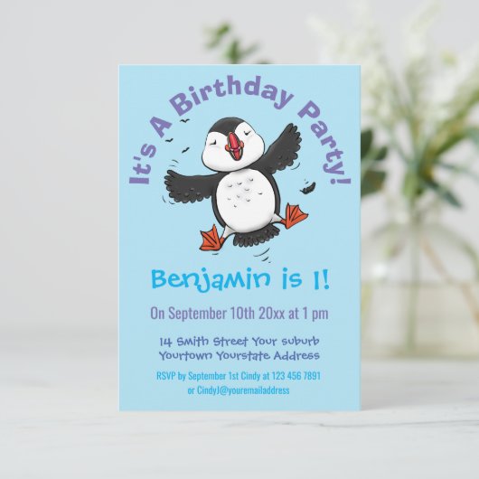 かわいい飛んでいるハッピーパフィン青い漫画イラストレーション 招待状 (スタンド正面)