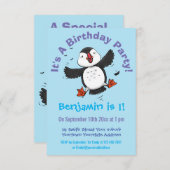 かわいい飛んでいるハッピーパフィン青い漫画イラストレーション 招待状 (正面/裏面)