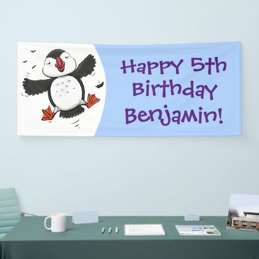 かわいい飛んでいるハッピーパフィン青い漫画イラストレーション 横断幕 (トレードショー)