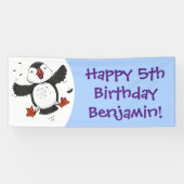 かわいい飛んでいるハッピーパフィン青い漫画イラストレーション 横断幕 (横)