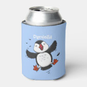 かわいい飛んでいるハッピーパフィン青い漫画イラストレーション 缶クーラー (缶正面)