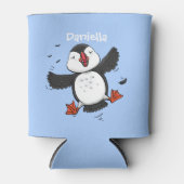 かわいい飛んでいるハッピーパフィン青い漫画イラストレーション 缶クーラー (正面)