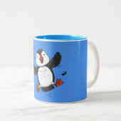かわいい飛んでいるパフィン漫画イラストレーション ツートーンマグカップ (正面右)