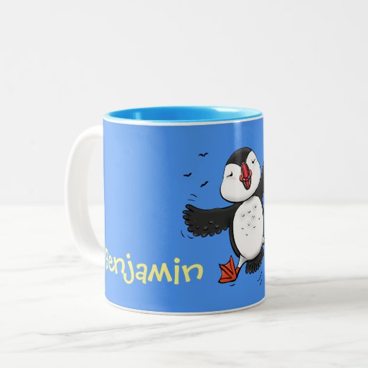 かわいい飛んでいるパフィン漫画イラストレーション ツートーンマグカップ (正面左)