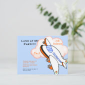 かわいい飛行機が私の誕生日パーティーに青 インビテーションポストカード (スタンド正面)