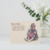 かわいい食べ物を与え小さな女の子の人形 ポストカード (スタンド正面)