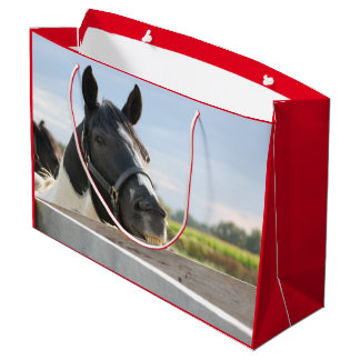 かわいい馬がフェンスのポストを噛む ラージペーパーバッグ