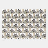 かわいい馬がフェンスの上で噛む ラッピングペーパーシート (正面3)