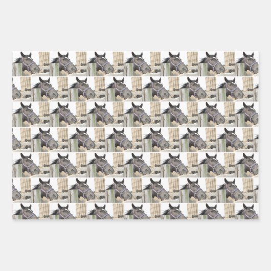 かわいい馬がフェンスの上で噛む ラッピングペーパーシート (正面)