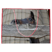 かわいい馬が柵でつつく ラージペーパーバッグ (裏面)
