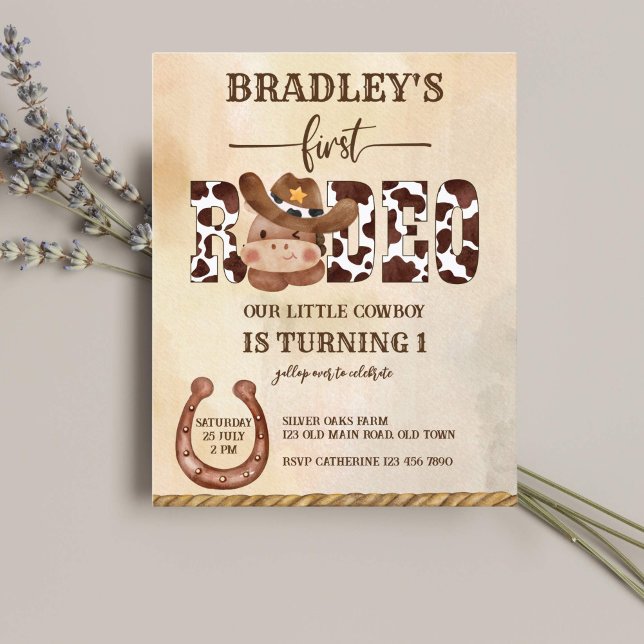 かわいい馬ロデオcowboy誕生日の予算の招待 (Cute baby cowboy horse first rodeo birthday western invitation template cow pattern sript)