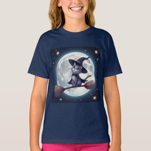 かわいい魔女猫がホウキにまたがり満月の下 🎃 Tシャツ (正面)