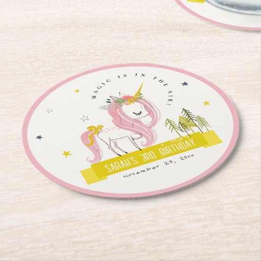 かわいい魔法のユニコーンピンクイエロー子供の誕生日 ラウンドペーパーコースター (アングル)