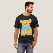 かわいい魚を持つ小さな熊 Tシャツ (正面フル)