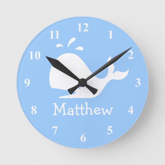 かわいい鯨の漫画と名前の子ども用壁時計 ラウンド壁時計 (正面)