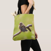 かわいい鳥が夏の日に楽しく歌う トートバッグ (クローズアップ)