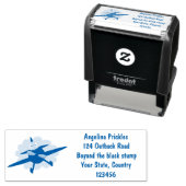 かわいい鳥飛んでいる赤い飛行機の漫画イラストレーション セルフインキングスタンプ (インサイチュ)