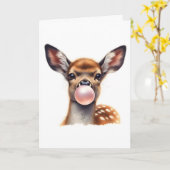 かわいい鹿がバブルガムを吹くブランク カード (黄色い花)