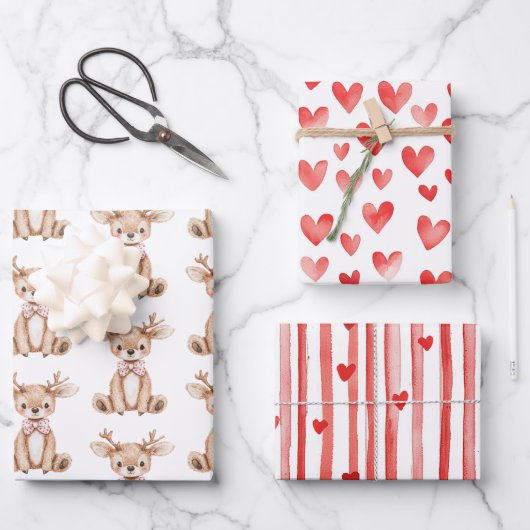 かわいい鹿の赤いハートクリスマス ラッピングペーパーシート (正面)
