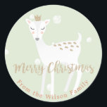 かわいい鹿 | Sage パーソナライズされた Christmas Sticker ラウンドシール<br><div class="desc">NewParkLane -パーソナライズされた Christmas Sticker，かわいい鹿と柔らかいセージの緑の雪の背景。引用文と：金ゴールドスクリプトタイポグラフィの'メリークリスマス'、およびあなたの個人的なクリスマスの願い。Zazzleでカスタマイズデザインを簡単すパーソナライズされたる。すべての文字スタイル、色、サイズは、ニーズに合わせて変更できる。この可愛い鹿のクリスマスコレクションをチェックして、ポストカードなどのアイテムにマッチ。具体的な個人的なデザインの願い？または、このコレクションに含まれていないデザインでこの製品を使用しますか？感じ無料で連絡すよ、喜んでお前に追加料金を払わないようにしよう！</div>