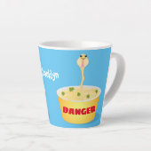 かわいい麺スネークアニメイラストレーションユーモア カフェラテマグ (右アングル)