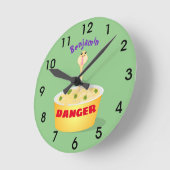 かわいい麺スネーク漫画のイラストレーション ラウンド壁時計 (傾斜)