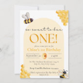かわいい黄色いギンガムチェックの「Sweet To Bee」1歳の誕生日 招待状 (正面)