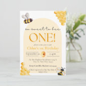 かわいい黄色いギンガムチェックの「Sweet To Bee」1歳の誕生日 招待状 (スタンド正面)