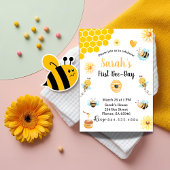 かわいい黄色いハチと花の最初のハチの日 招待状
