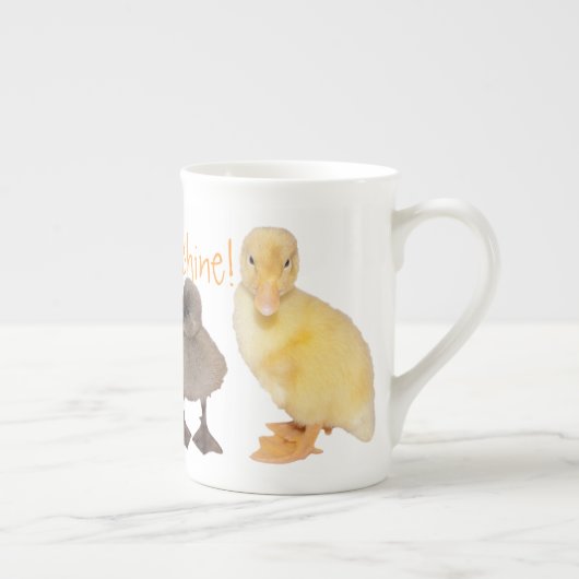 かわいい黄色と灰色のアヒルの写真 ボーンチャイナマグカップ (右)