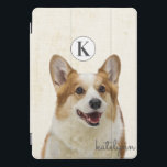 かわいい黄色ののぞきーとブーCorgi犬のモノグラム iPad Proカバー<br><div class="desc">可愛い黄色のぞきーa – ブーCorgi犬のモノグラムデザイン。愛らしいペンブロークのウェルシュコーギーが挨拶に顔を上げて！おもしろいと愛らしい贈り物を作子供へる，ティーンと大人，誕生日クリスマスなどのために。おパーソナライズされた前のイニシャルの手紙と名前で電モノグラムの話ウォレットケース!～このデザインのOfficeスイート全体を見るために私の店をチェック！</div>