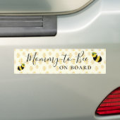 かわいい黄色のママとビーのボード上の赤ちゃんシャワーギフト バンパーステッカー (車上)