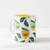かわいい黄色のレモン漫画おもしろいイラストレーション ツートーンマグカップ (正面左)