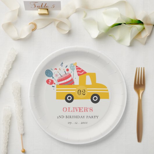 かわいい黄色の任意の年齢の誕生日パーティーケーキトラック ペーパープレート (ウェディング)