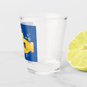 かわいい黄色の海底魚の漫画イラストレーション ショットグラス (右)