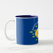 かわいい黄色の海底魚の漫画イラストレーション ツートーンマグカップ (左)