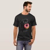かわいい黒いパグがドーナツを食べている Tシャツ (正面フル)