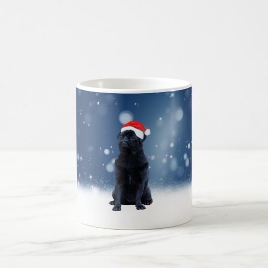 かわいい黒いパグドッグクリスマスサンタハット雪の星 コーヒーマグカップ (中央)