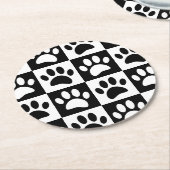 かわいい黒いポープリントチェッカーボードパターン ラウンドペーパーコースター (アングル)