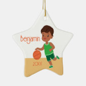 かわいい黒い男の子バスケットボールクリスマパーソナライズされたス セラミックオーナメント (右)