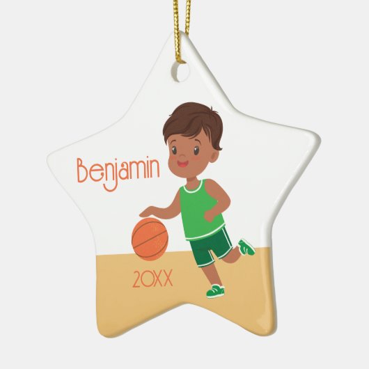かわいい黒い男の子バスケットボールクリスマパーソナライズされたス セラミックオーナメント (左)