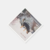 かわいい黒とタンの犬のクリスマスの雪のシーン スタンダードカクテルナプキン (角)