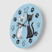 かわいい黒と白の猫と足の跡が青に ラージ壁時計 (傾斜)