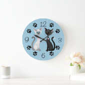かわいい黒と白の猫と足の跡が青に ラージ壁時計 (ホーム)