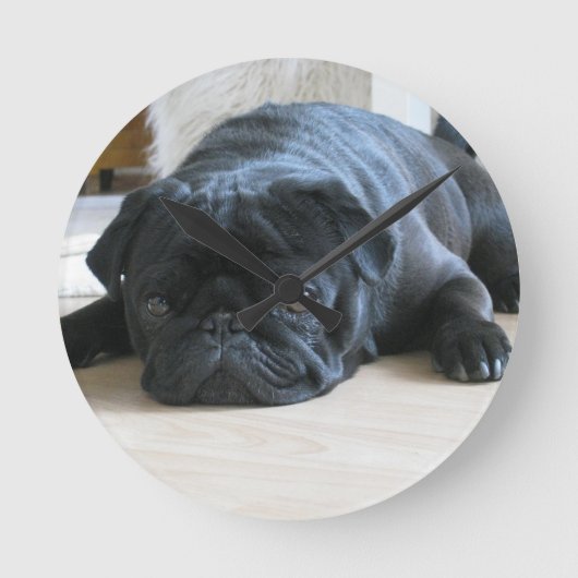 かわいい黒のPug Pug Puppyアクセサリ名をカスタマイズ ラウンド壁時計 (正面)