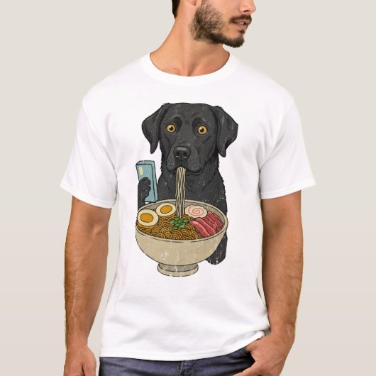 かわいい黒ラブラドールが携帯電話を持ってラーメンを食べる Tシャツ (正面)